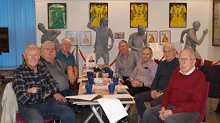 Anekdotgruppen pausas Senaste A-laget 2025-11-03 Fr.v. ses Per Dahlöf, Christer Lind, Richard van Huisstede, Lars-Olle Andersson, Jan Lindman, Åke Larsson och Hasse Sjöström. Kaj Stenberg hade förhinder. För Göran Buhre som lämnat oss hölls en minnesstund.