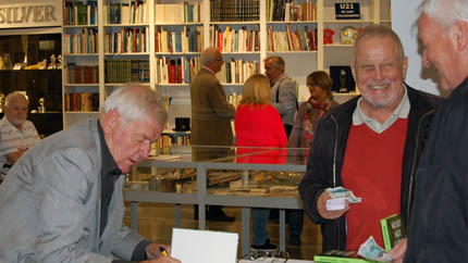 Pricken bland bokköpare på ett evenemang. Pricken bland bokköpare på ett evenemang.
