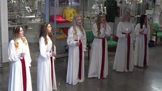 Bättre decimerad septett i december... Helsingborgs Luciafölje. Det finns ingen mer utanför bild; de var decimerade till sex pga sjukdom. På följande bilder berättar vi närmare vilka de är.