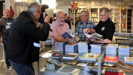 Lokaltidningen på plats för att fota delar av redaktionen: Kalle Lind, Walle Holmberg och Hasse Abrahamsson.