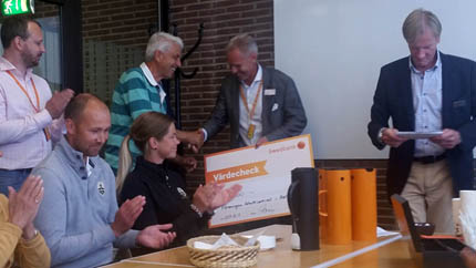 Christer Fermvik, ordförande i FIA, fick med sig en del pengar till Idrottsmuseet. Christer Fermvik, ordförande i FIA, fick med sig en del pengar till Idrottsmuseet.